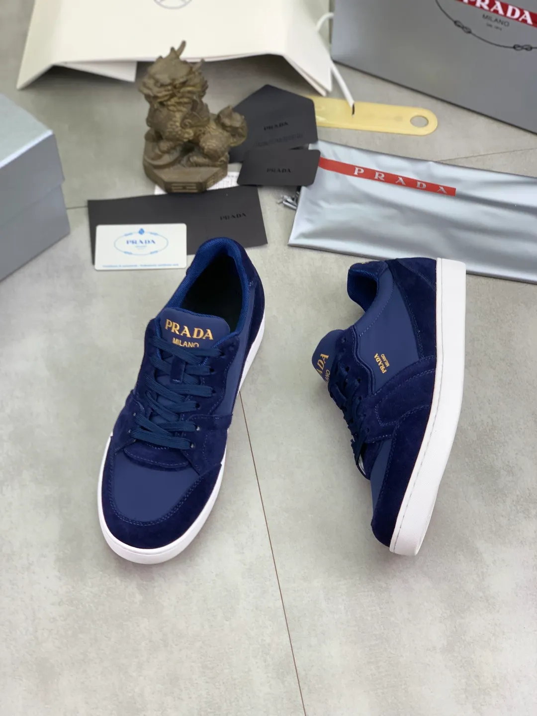 Men's shoes 💰P560💰[New model] The top version is available on the official website, 🆘 The trendy brand (Prada) mainly promotes the popular model, avant-garde and versatile fashionable men's shoes, private version mold opening, cowhide surface splicing 1:1.. Stylish and simple, original imported cowhide lining cowhide feet; the atmosphere and personality are more fashionable, eye-catching and pursuing class. It will subvert the old idea and be a must-have for fashionistas with you! Must keep it for yourself! Tall and comfortable, large and low, high-end quality workmanship. Official website’s new high-end outsole. Size: 38-45. Multiple colors available.